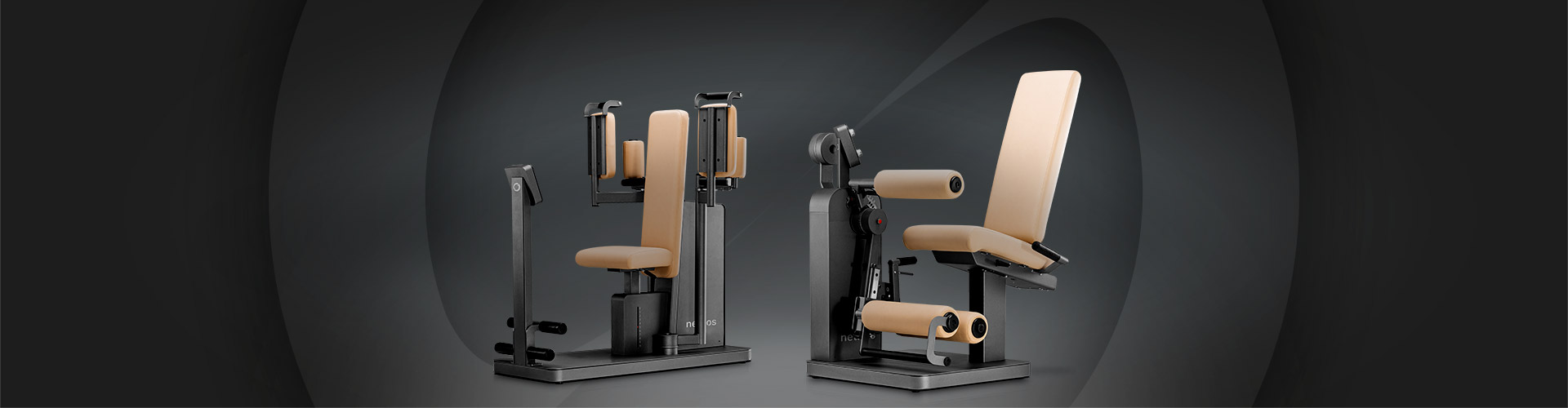 Zwei Physiotherapie-Trainings-Geräte der Marke nethos stehen vor einem dunklem Hintergrund